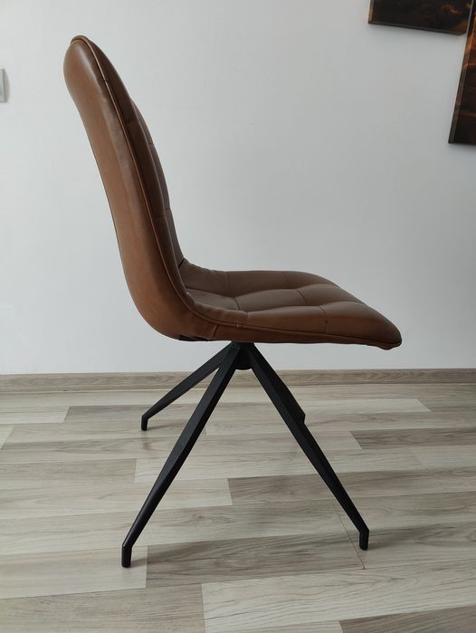 3 scaune cu tapiterie imitatie piele, cu defect al tapiteriei