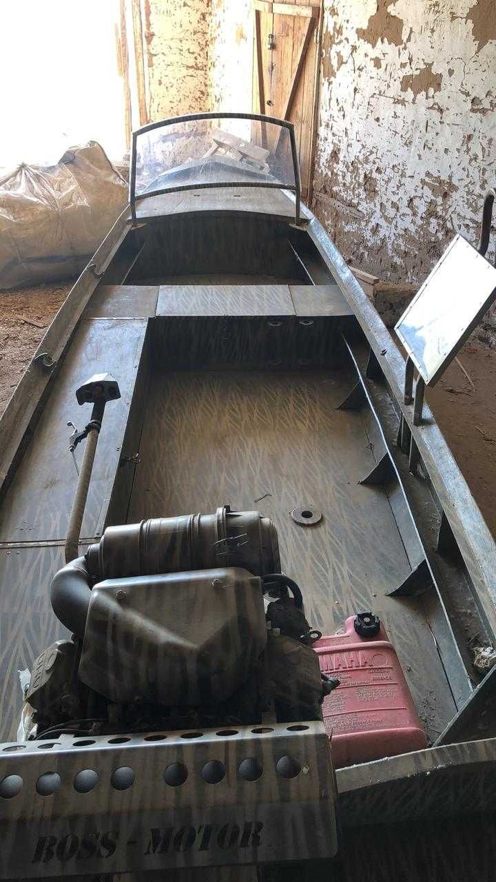 Лодка болотоход с мотором