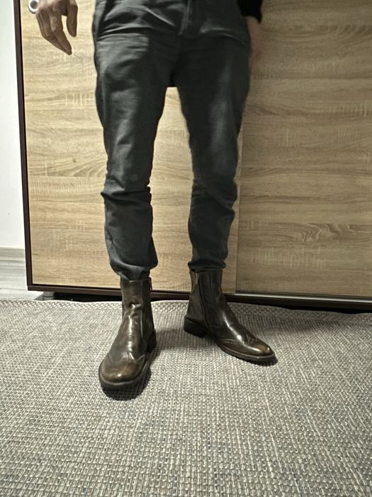 Vând ghete de piele maro.