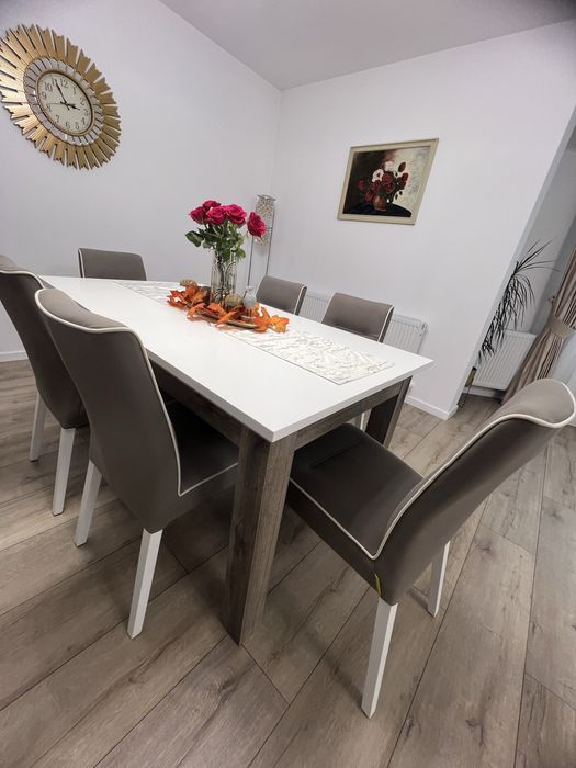 Masă extensibila cu 6 scaune – din lemn, stare excelentă.