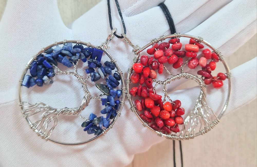 Кулоны с натуральными камнями.