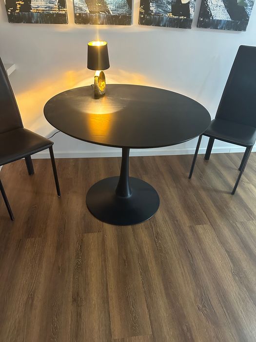 Masa neagra rotunda care nu a fost utilizata deloc desing elegant