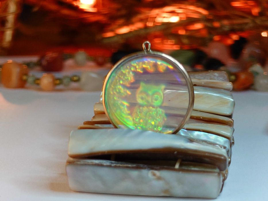 Pandantiv vintage din aur 9K – bufniță holografică pe semilună