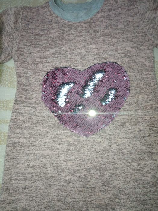 Свитер с сердцем, на 8 - 9 лет.