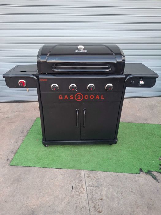 Комбинирана барбекю на газ и дървени въглища