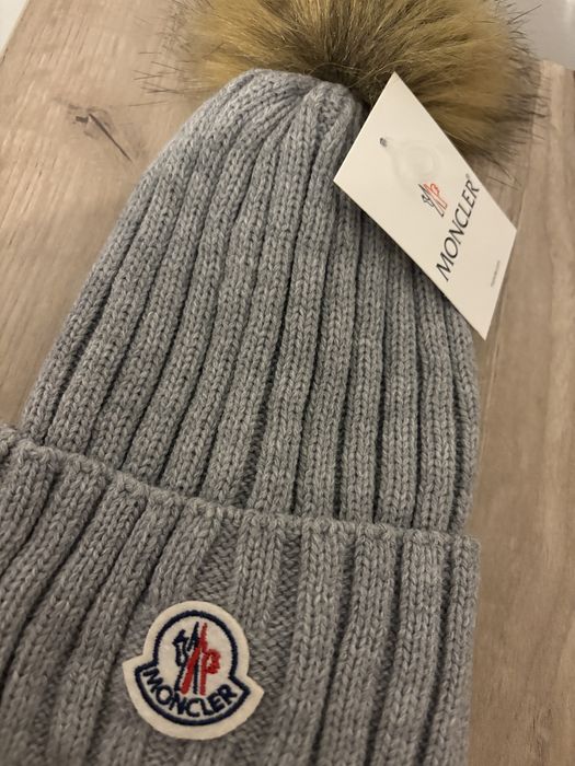 Vand caciula moncler , e noua