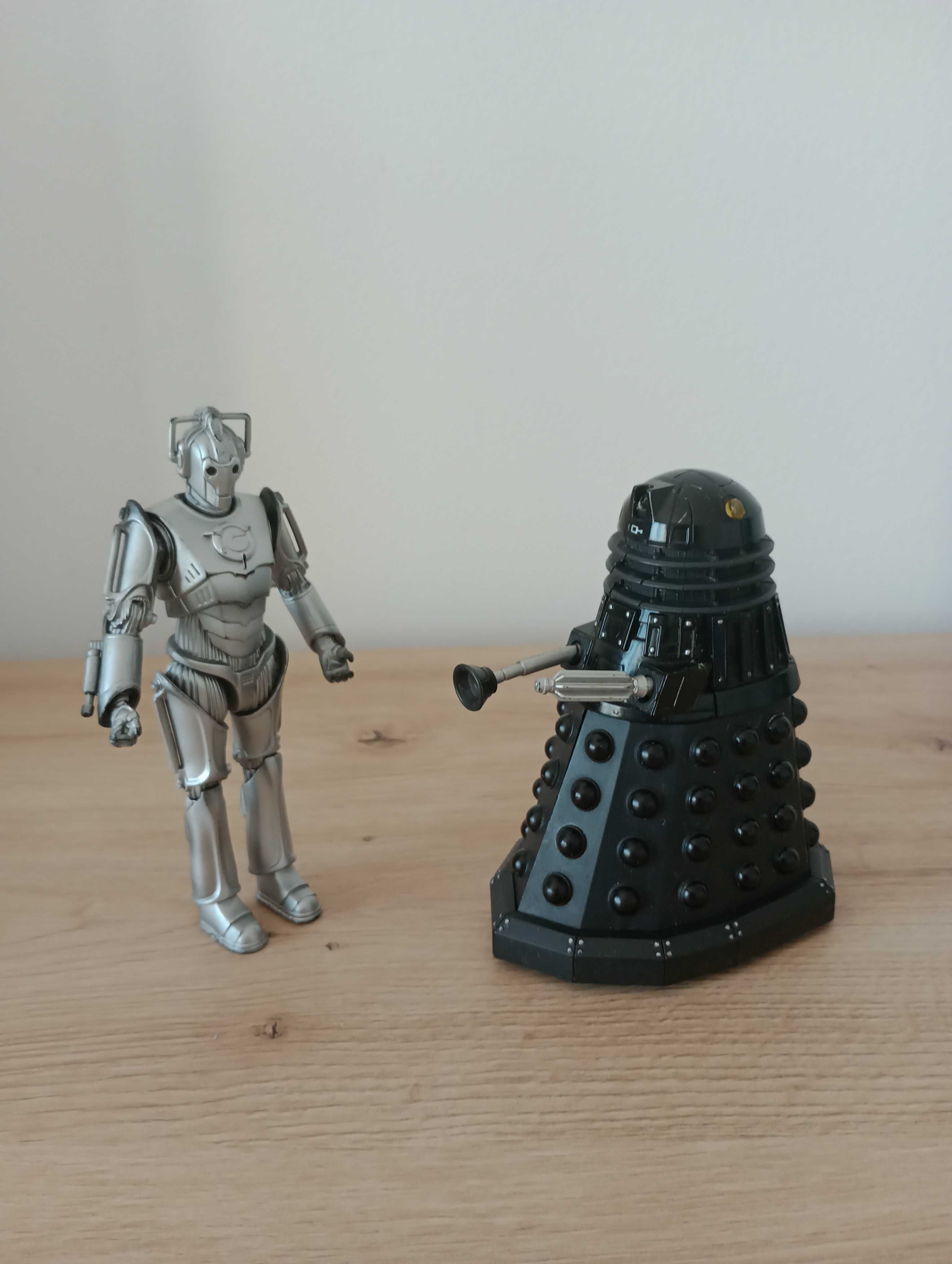 Vand lot doua figurine de la Doctor Who