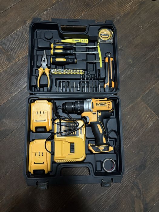 Акумулаторен ударен винтоверт DeWalt с две батерии