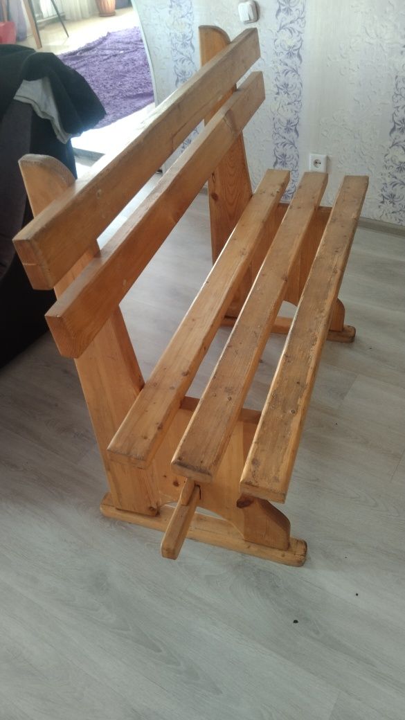 Продаеться стол и две лавочки