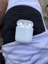 AirPods 2 puțin uzate