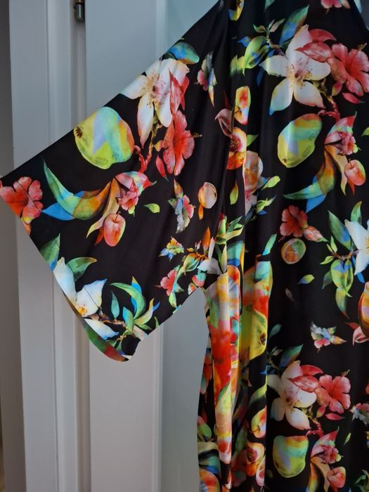 Rochie neagra cu desen fructe exotice in culorii vii