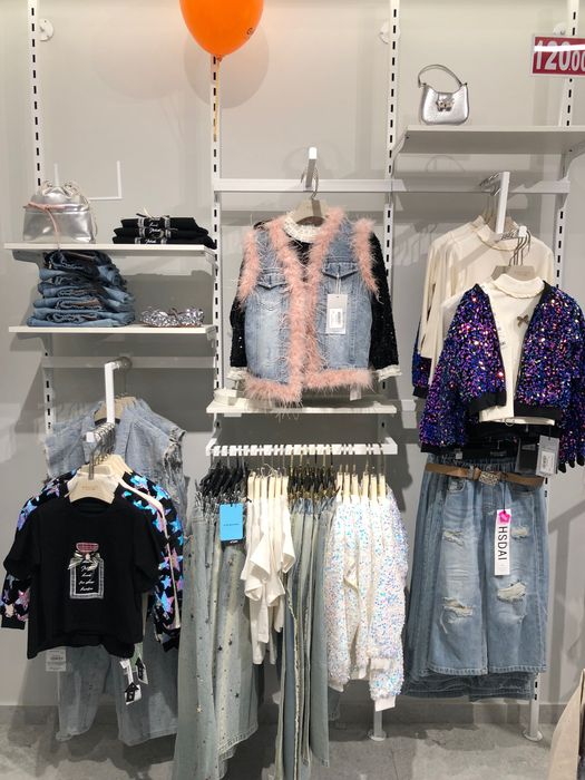 Qizlarga va ayollarga ishbor savdo hodimi lavozimida