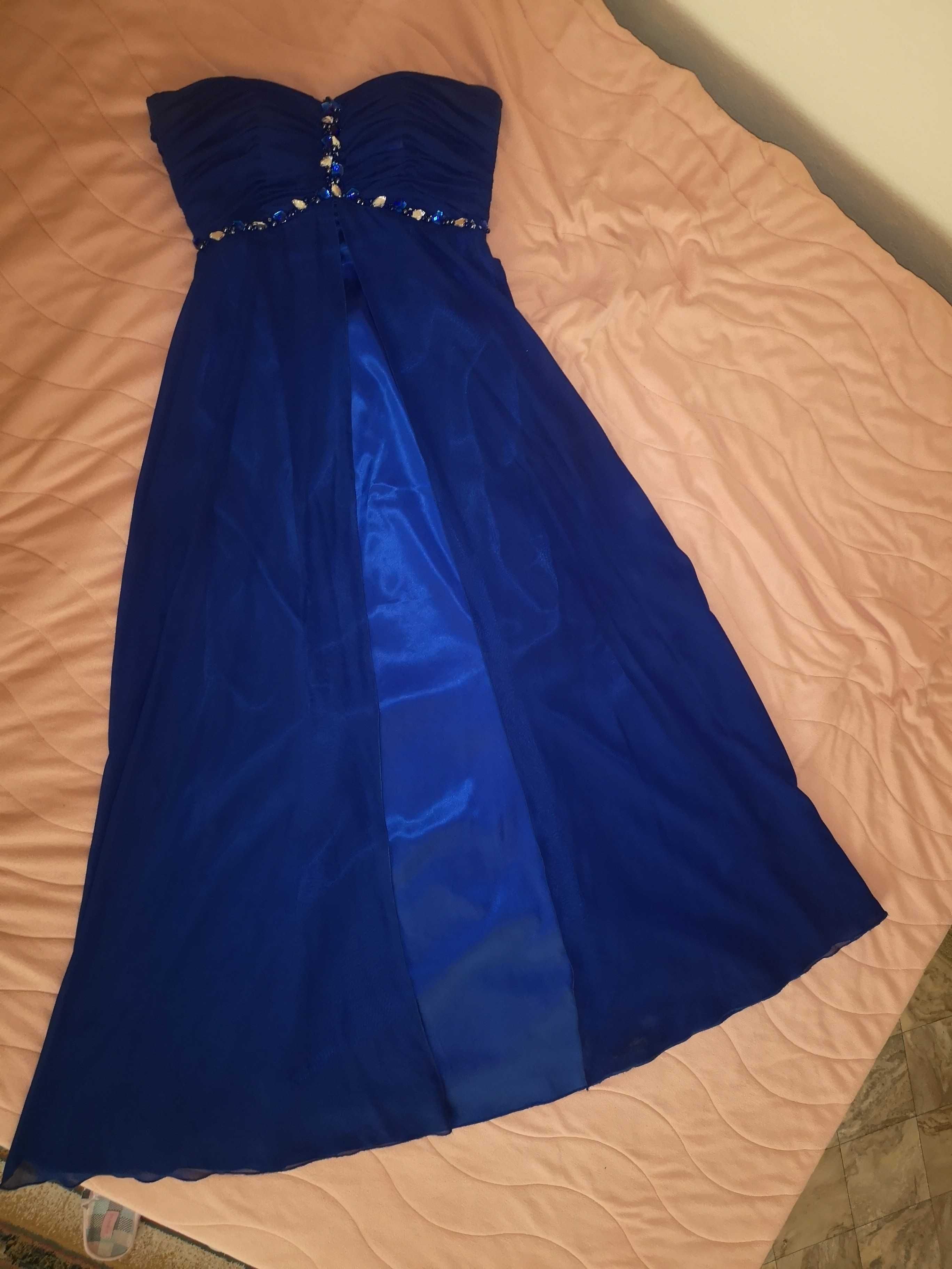 Бална рокля в турско синьо