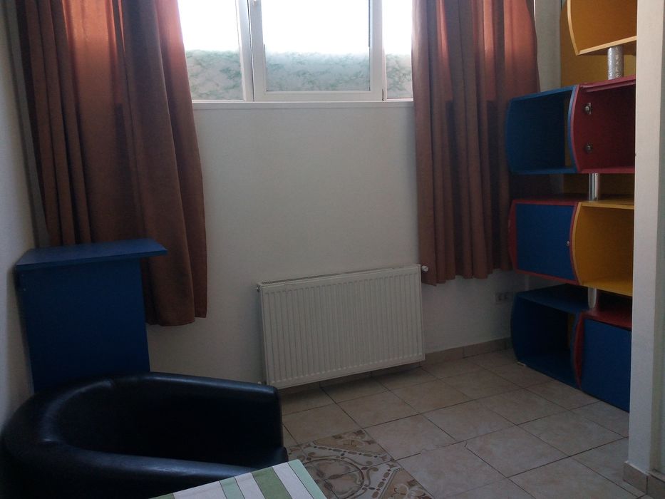 Inchiriez 3 camere decomandate cu bucatarie și baie la parter vila