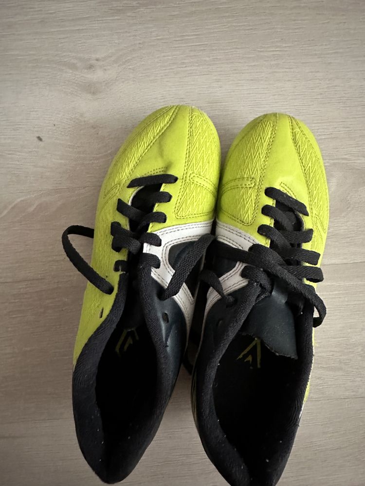 Футболни бутонки Umbro