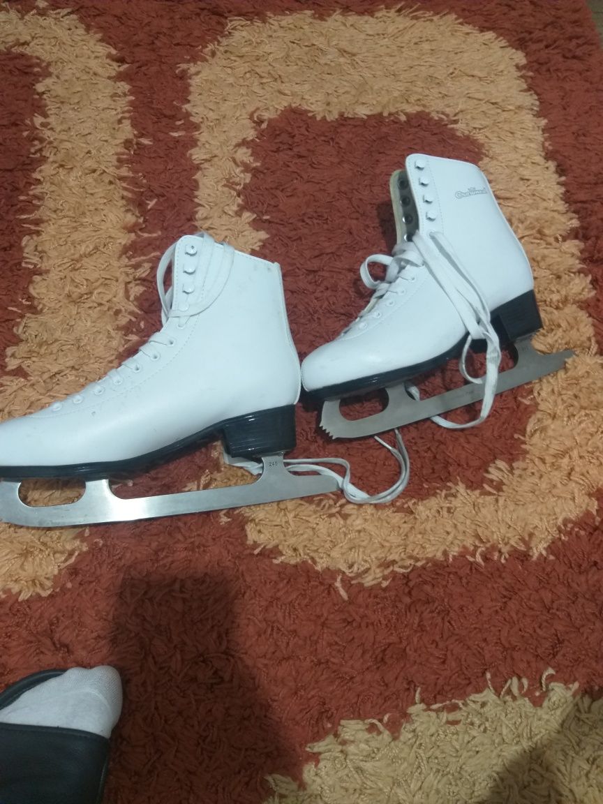 Vand patine pt fete pret 105 lei negociabil