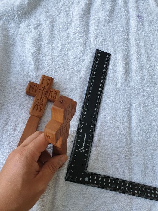 Cruci din lemn confecționate manual