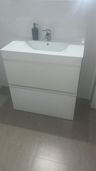 Vand mobilier baie si obiecte sanitare