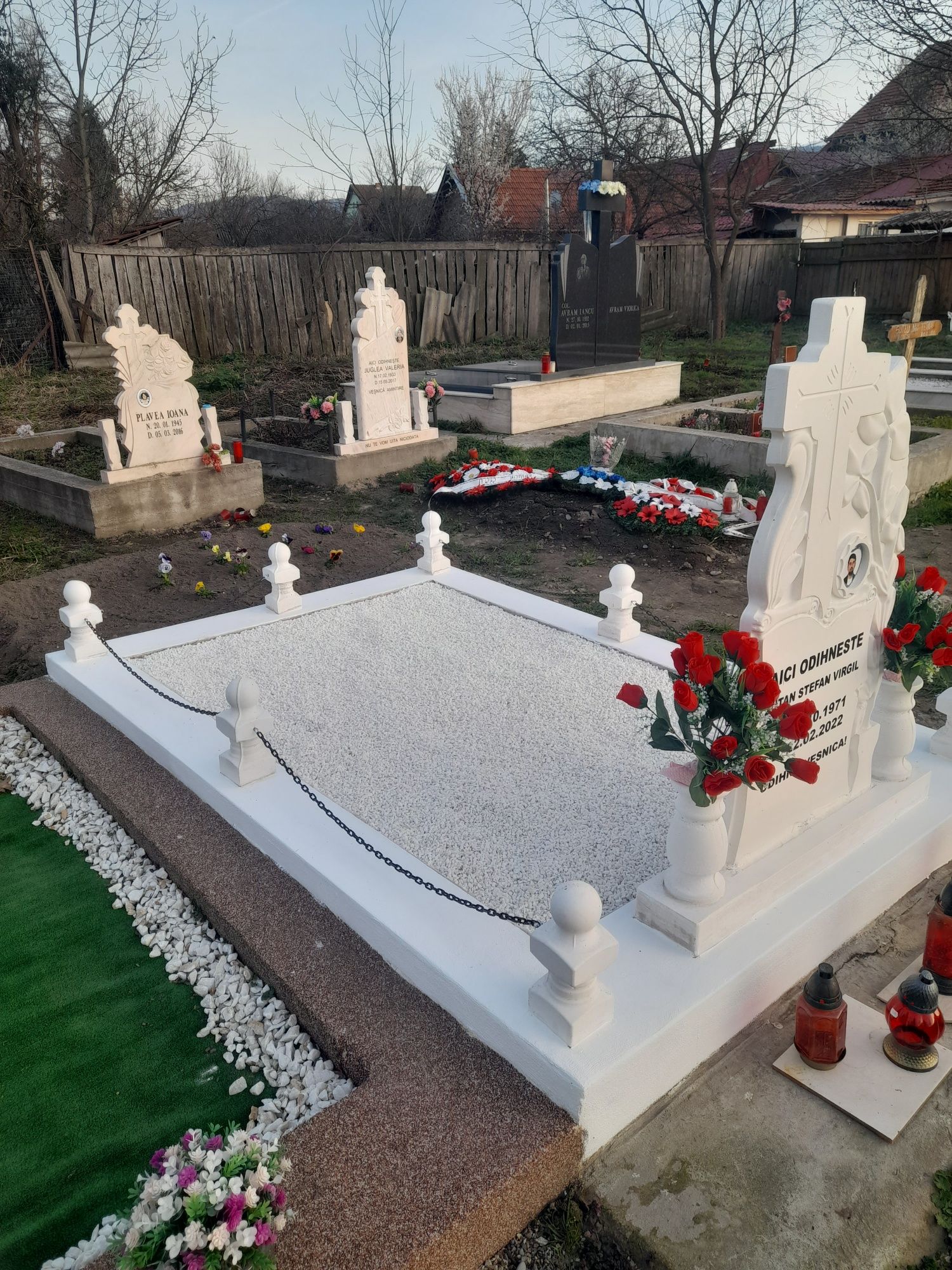 Monumente Funerare Borduri Morminte Placări Borduri Capace Borduri