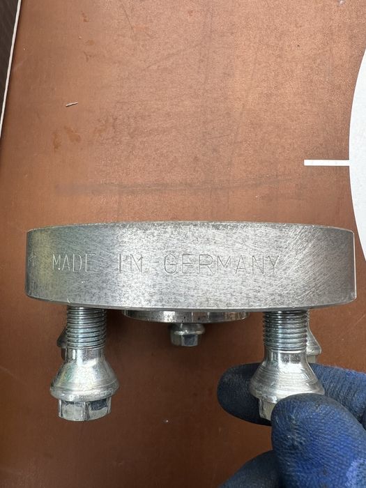 Distantiere cu suruburi