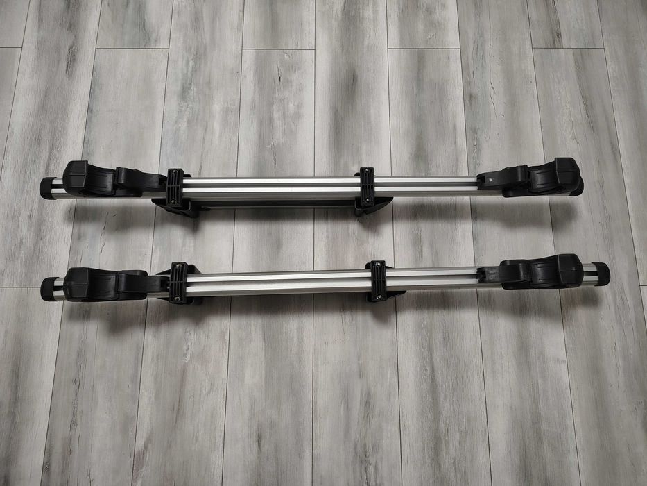 Suport schiuri auto universal – 2 schiuri / 1 snowboard cu chei