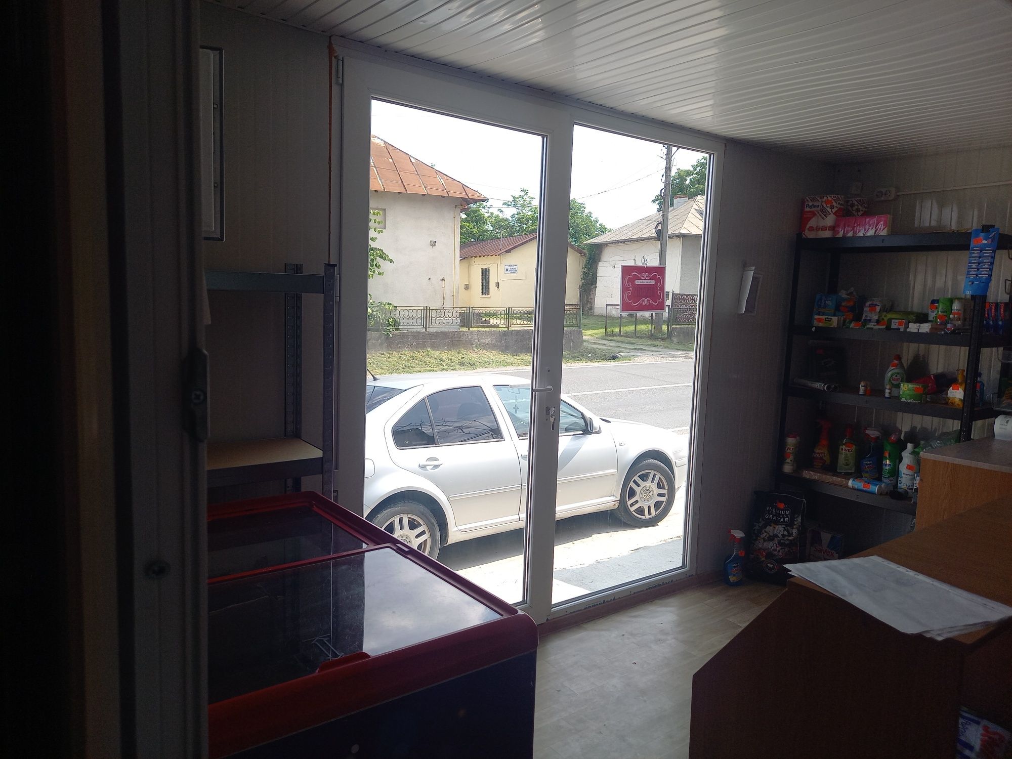 Vând containar tip vitrină
