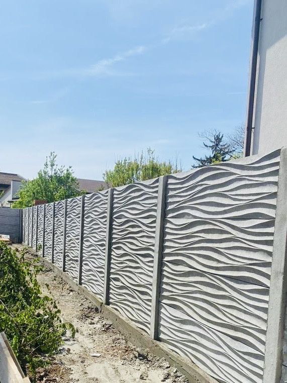 Gard de vazare din placi si stalpi beton
