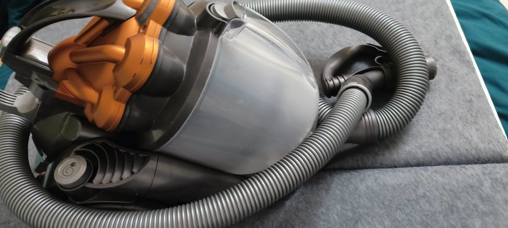 Aspirator cu fir dyson