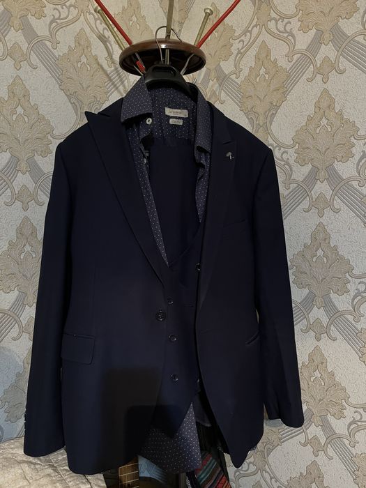 Продам мужские костюмы тройка