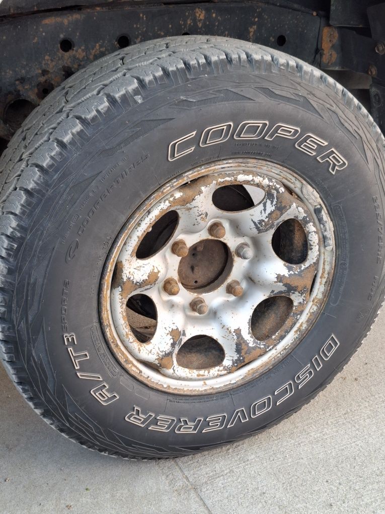 235 75 15 cooper discoverer at 3