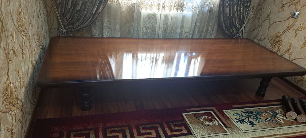 Стол  хонтахта  2.70га 1.10  оеклари бор