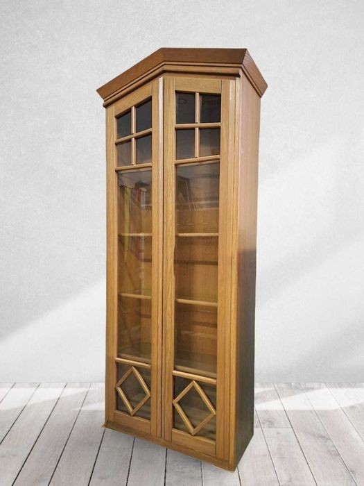 Висок шкаф витрина с осветление от дъбов масив и стъклени плотове