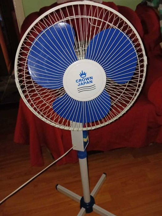 Ventilator vertical Crown Japan cu picior de podea oscilant 3 viteze