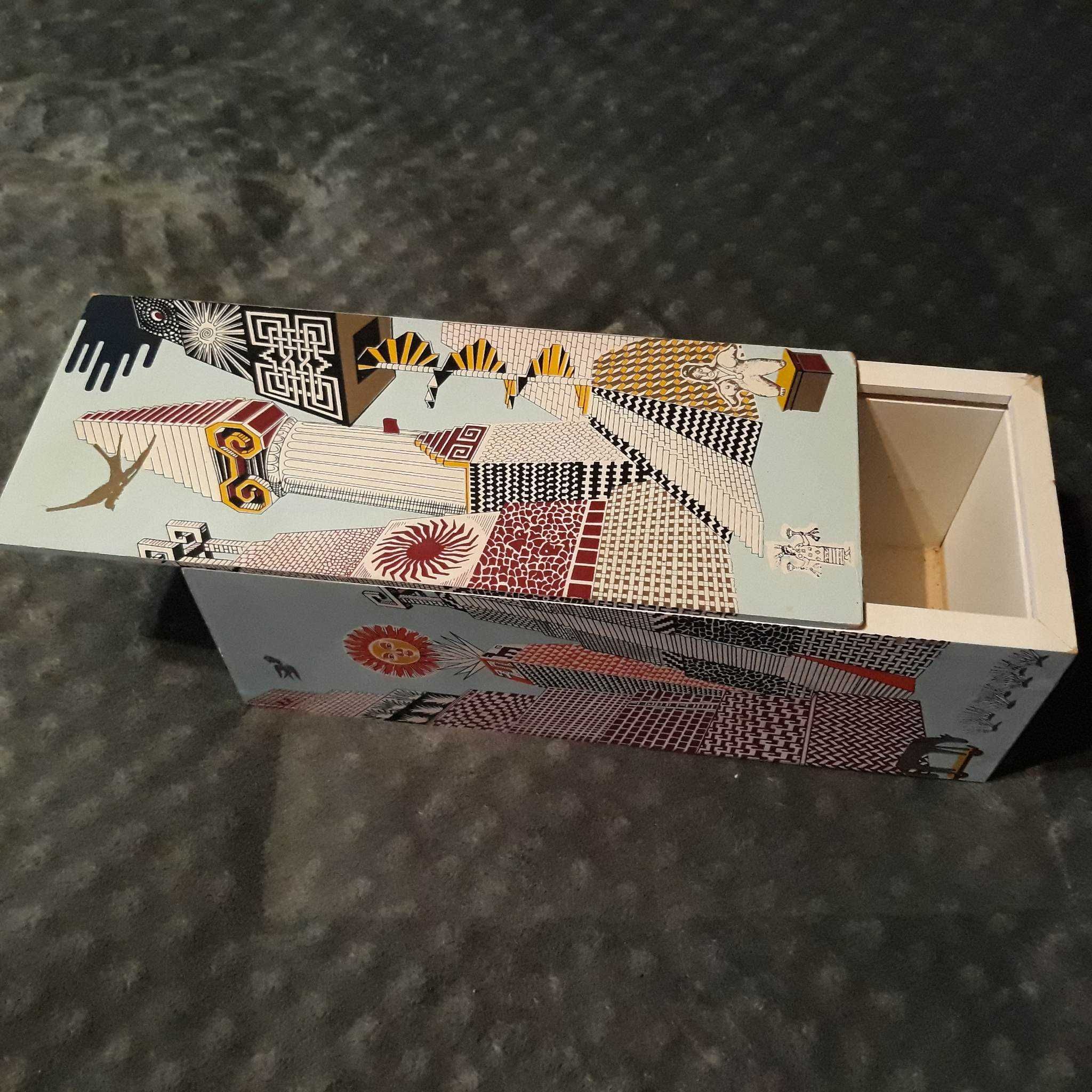 Кутия с подвижен капак