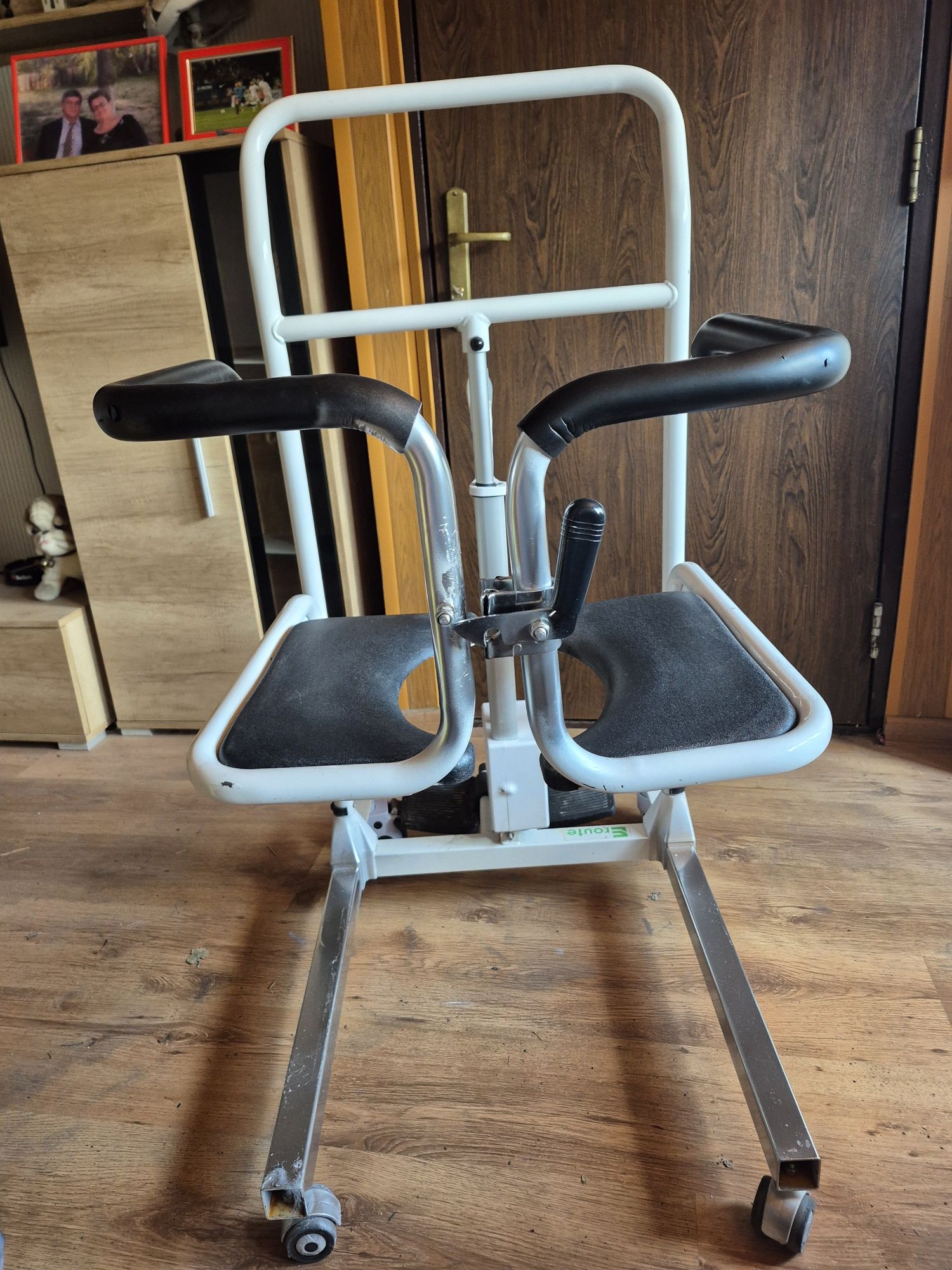 Scaun  cu ridicare electrica  Eroute