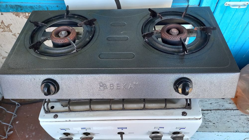 Продам двухкамфорную газовую плиту !