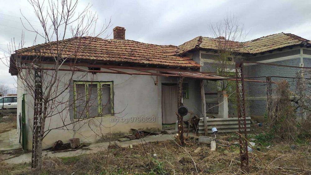 Продава се 4-стаен имот в с. Божурово