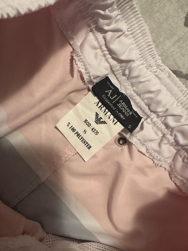 Оригинални шорти Armani s размер!