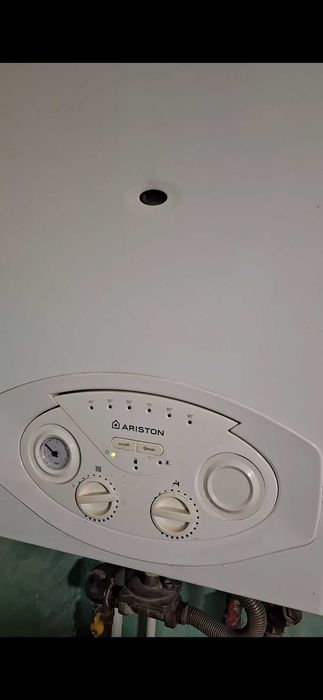 Vând centrală pe gaz Ariston