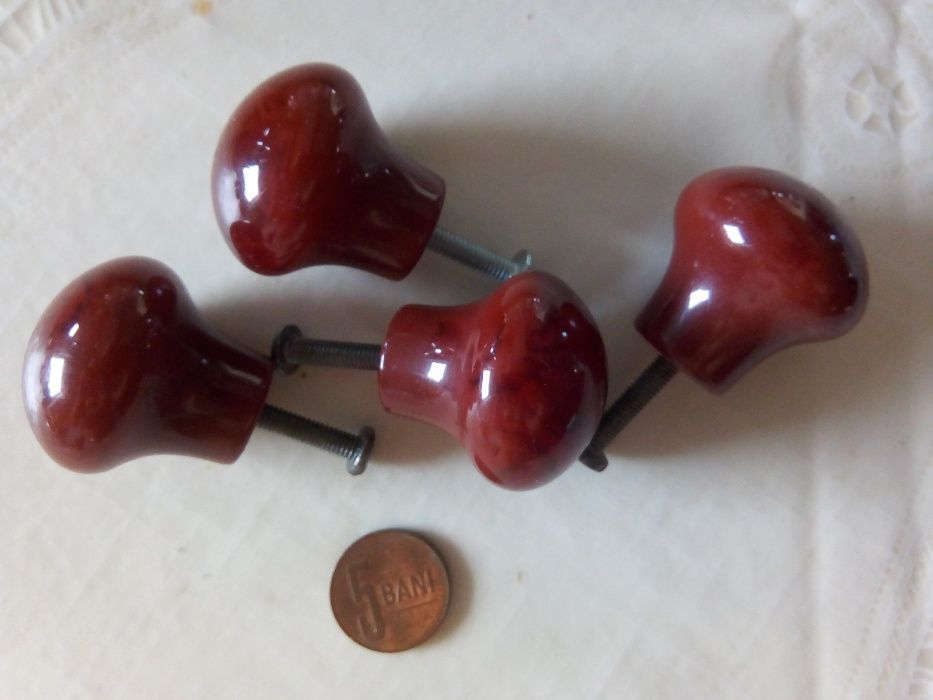 manere mobila galbene si rosii