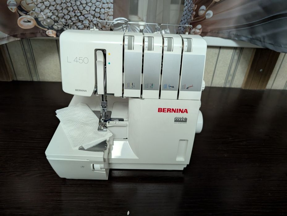 Bernina L450 оверлок в идеальном состоянии