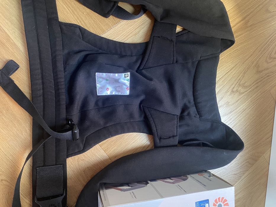 Sistem de purtare/marsupiu Ergobaby Embrace