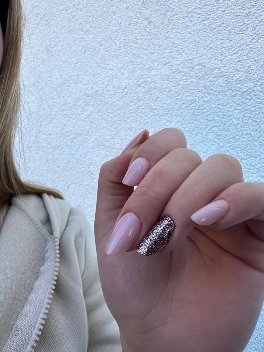 Unghii cu semi sau gel