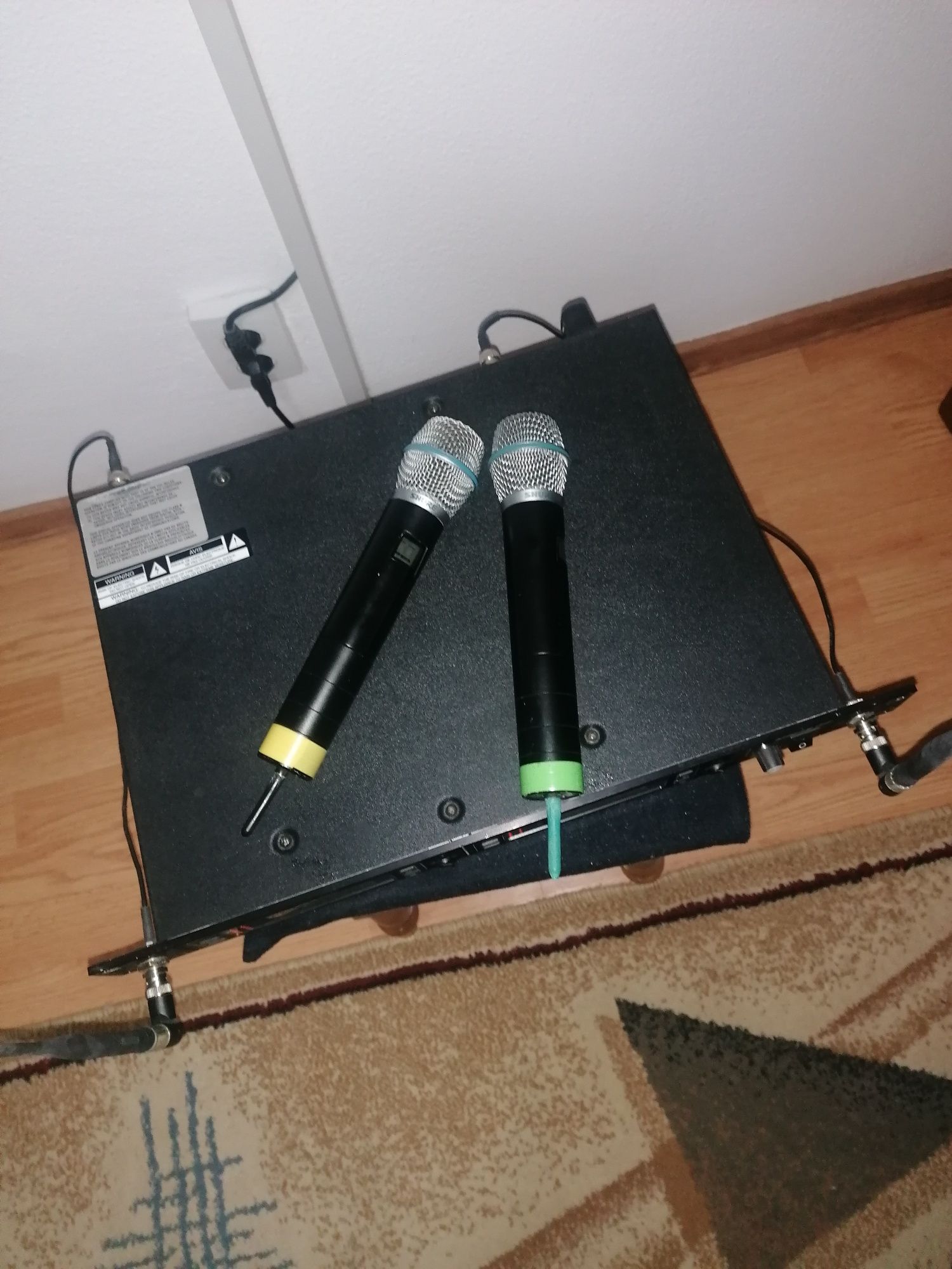 NEGOCIABIL. Set microfoane wireless shure u4d cu beta 87