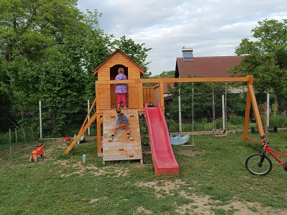 Căsuța din lemn cu leagăn