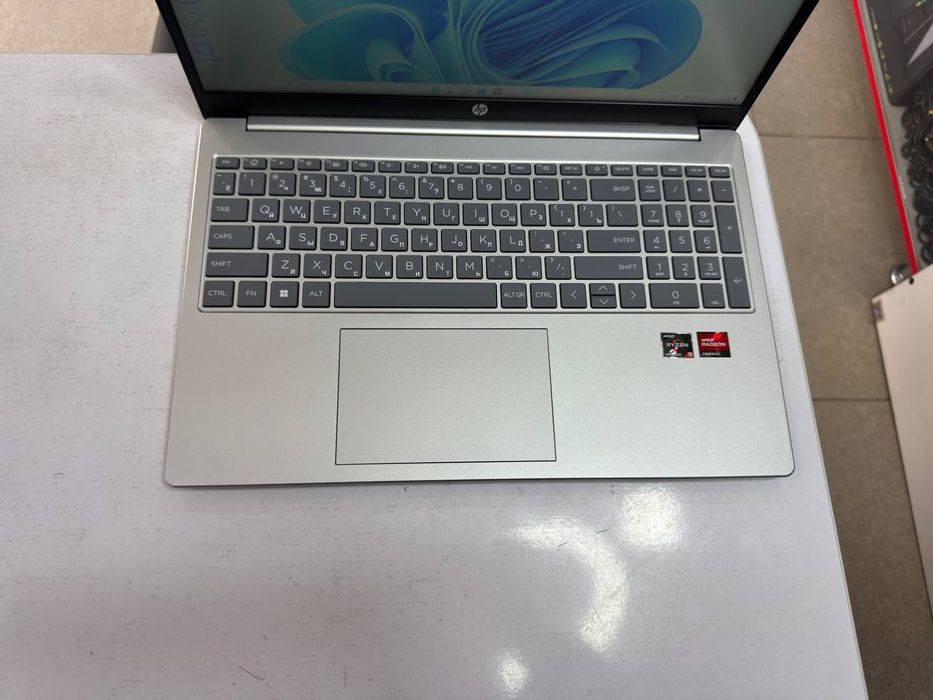 HP Ryzen 3-7320U DDR5 8/256 SSD 14 soat ishlagan holos yangiday