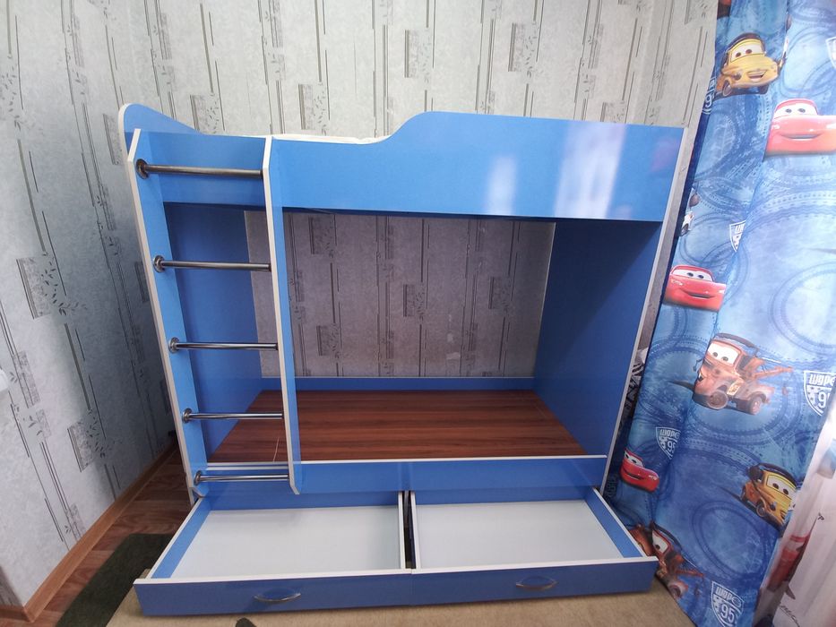 Двух-яростная кровать.