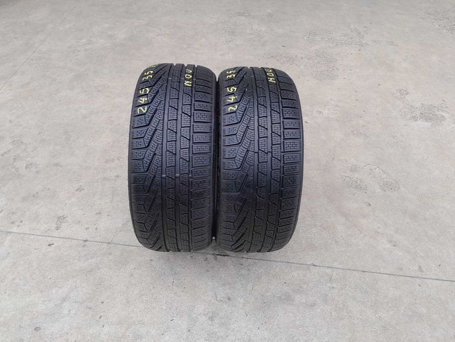 Doua anvelope noi de iarna 245 35 20 pirelli sottozero 2 N0