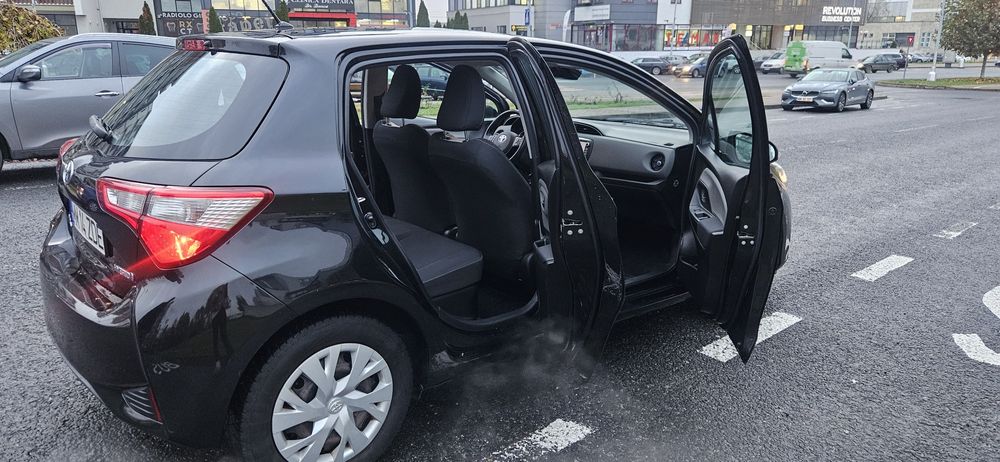 Toyota Yaris Hybrid, fără accidente, în garanție, înmatriculată