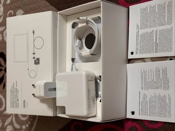 - от ( Apple ) зарядка для MacBook - блок питания на макбук